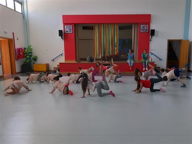 Explorar o corpo ao ritmo da música